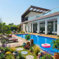 Eclectic style: the same backyard, creative freedom with unique pieces