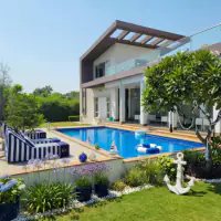 Nautical style: the same backyard, maritime charm with navy stripes