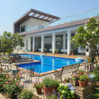 Vintage style: the same backyard, nostalgic charm with antique pieces